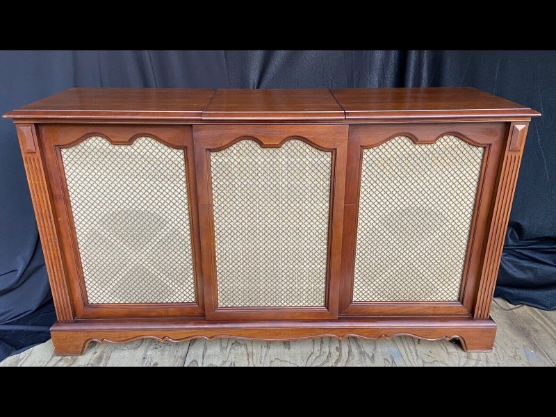 1961 Magnavox Concert Grand console stereo.jpg