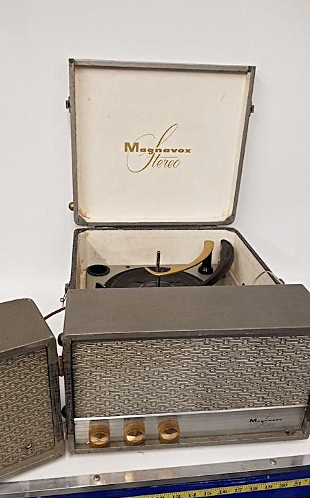 Magnavox Portable Stereo.png