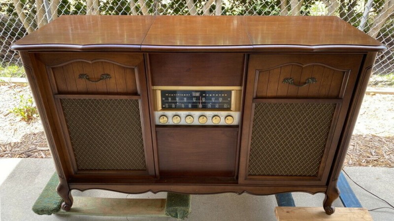 1962 Magnavox 1ST664 console stereo.jpg