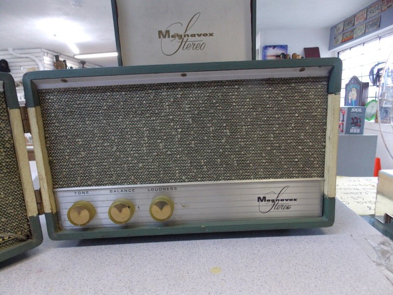 Magnavox 1SC242 record player.jpg
