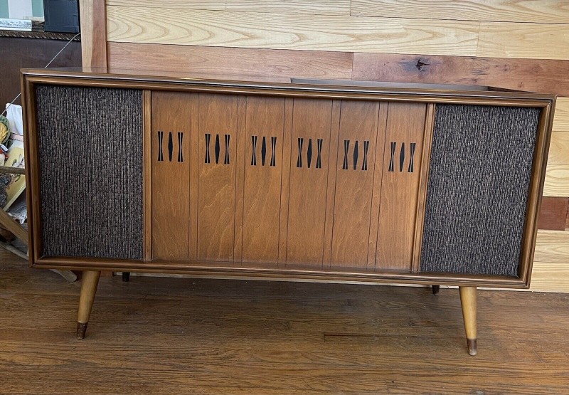 RCA Victor VGT 13W console stereo.jpg