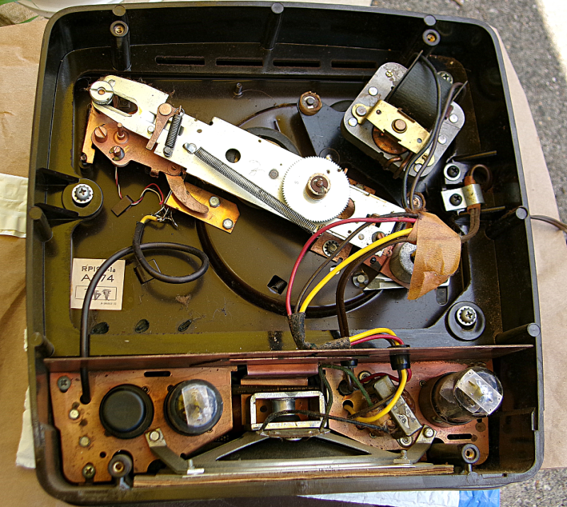 RCA 45-EY-3 Bottom Open.png